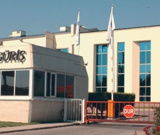 Türkiye’nin köklü sanayi ve mühendislik gruplarından biri olan GÜRİŞ Holding, enerji, inşaat, sanayi, turizm ve hizmet sektörlerinde gerçekleştirdiği yatırımlarla dikkat çekiyor. 1958 yılında İdris Yamantürk tarafından kurulan şirket, özellikle altyapı projeleri ve yenilenebilir enerji yatırımlarıyla Türkiye’nin en büyük grupları arasında gösteriliyor. Bugün onlarca şirketi bünyesinde barındıran GÜRİŞ Holding, yalnızca Türkiye’de değil Avrupa, Orta Doğu ve Afrika’da da faaliyet gösteren uluslararası bir yatırım grubu konumunda bulunuyor. Konulu bir haber görseli.