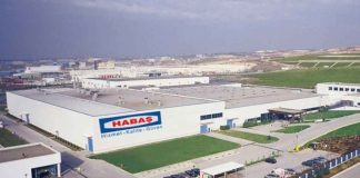 Türkiye’nin en büyük sanayi kuruluşları arasında yer alan HABAŞ Holding, enerji, demir çelik, sınai gazlar, ağır makine, otomotiv ve finans gibi birçok sektörde faaliyet gösteren güçlü bir sanayi grubu olarak öne çıkıyor. 1956 yılında Hamdi Başaran tarafından kurulan şirket, bugün yüksek üretim kapasitesi, ihracat gücü ve teknoloji yatırımlarıyla Türkiye ekonomisinin önemli aktörlerinden biri konumunda bulunuyor. Özellikle sanayi gazları ve çelik üretimindeki yatırımlarıyla tanınan HABAŞ Holding, son yıllarda otomotiv ve enerji sektörlerindeki büyük projeleriyle de dikkat çekiyor. Konulu bir haber görseli.