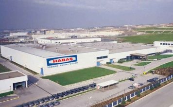 Türkiye’nin en büyük sanayi kuruluşları arasında yer alan HABAŞ Holding, enerji, demir çelik, sınai gazlar, ağır makine, otomotiv ve finans gibi birçok sektörde faaliyet gösteren güçlü bir sanayi grubu olarak öne çıkıyor. 1956 yılında Hamdi Başaran tarafından kurulan şirket, bugün yüksek üretim kapasitesi, ihracat gücü ve teknoloji yatırımlarıyla Türkiye ekonomisinin önemli aktörlerinden biri konumunda bulunuyor. Özellikle sanayi gazları ve çelik üretimindeki yatırımlarıyla tanınan HABAŞ Holding, son yıllarda otomotiv ve enerji sektörlerindeki büyük projeleriyle de dikkat çekiyor. Konulu bir haber görseli.