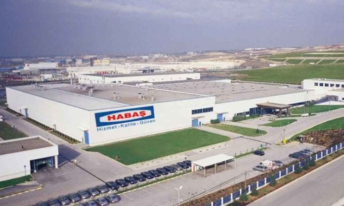 Habaş Holding Türkiye’nin en büyük sanayi kuruluşları arasında yer alan HABAŞ Holding, enerji, demir çelik, sınai gazlar, ağır makine, otomotiv ve finans gibi birçok sektörde faaliyet gösteren güçlü bir sanayi grubu olarak öne çıkıyor. 1956 yılında Hamdi Başaran tarafından kurulan şirket, bugün yüksek üretim kapasitesi, ihracat gücü ve teknoloji yatırımlarıyla Türkiye ekonomisinin önemli aktörlerinden biri konumunda bulunuyor. Özellikle sanayi gazları ve çelik üretimindeki yatırımlarıyla tanınan HABAŞ Holding, son yıllarda otomotiv ve enerji sektörlerindeki büyük projeleriyle de dikkat çekiyor. Konulu bir haber görseli.