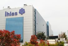 Türkiye’nin köklü şirket gruplarından biri olan İhlas Holding, medya, inşaat, sağlık, üretim, eğitim ve pazarlama gibi birçok farklı sektörde faaliyet gösteren güçlü bir holding yapısıyla dikkat çekiyor. Temelleri 1970 yılında atılan şirket, geçen yıllar içerisinde farklı alanlardaki yatırımlarıyla geniş bir iş ağı oluşturdu. Özellikle medya ve inşaat sektöründeki faaliyetleriyle tanınan İhlas Holding, bugün Türkiye’nin çok sektörlü yatırım grupları arasında yer alıyor. Konulu bir haber görseli.