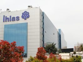 Türkiye’nin köklü şirket gruplarından biri olan İhlas Holding, medya, inşaat, sağlık, üretim, eğitim ve pazarlama gibi birçok farklı sektörde faaliyet gösteren güçlü bir holding yapısıyla dikkat çekiyor. Temelleri 1970 yılında atılan şirket, geçen yıllar içerisinde farklı alanlardaki yatırımlarıyla geniş bir iş ağı oluşturdu. Özellikle medya ve inşaat sektöründeki faaliyetleriyle tanınan İhlas Holding, bugün Türkiye’nin çok sektörlü yatırım grupları arasında yer alıyor. Konulu bir haber görseli.