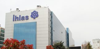 Türkiye’nin köklü şirket gruplarından biri olan İhlas Holding, medya, inşaat, sağlık, üretim, eğitim ve pazarlama gibi birçok farklı sektörde faaliyet gösteren güçlü bir holding yapısıyla dikkat çekiyor. Temelleri 1970 yılında atılan şirket, geçen yıllar içerisinde farklı alanlardaki yatırımlarıyla geniş bir iş ağı oluşturdu. Özellikle medya ve inşaat sektöründeki faaliyetleriyle tanınan İhlas Holding, bugün Türkiye’nin çok sektörlü yatırım grupları arasında yer alıyor. Konulu bir haber görseli.