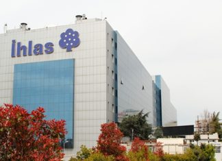 Türkiye’nin köklü şirket gruplarından biri olan İhlas Holding, medya, inşaat, sağlık, üretim, eğitim ve pazarlama gibi birçok farklı sektörde faaliyet gösteren güçlü bir holding yapısıyla dikkat çekiyor. Temelleri 1970 yılında atılan şirket, geçen yıllar içerisinde farklı alanlardaki yatırımlarıyla geniş bir iş ağı oluşturdu. Özellikle medya ve inşaat sektöründeki faaliyetleriyle tanınan İhlas Holding, bugün Türkiye’nin çok sektörlü yatırım grupları arasında yer alıyor. Konulu bir haber görseli.