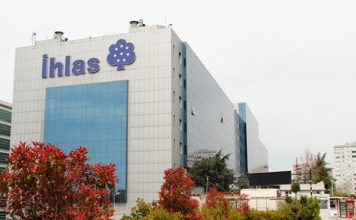 Türkiye’nin köklü şirket gruplarından biri olan İhlas Holding, medya, inşaat, sağlık, üretim, eğitim ve pazarlama gibi birçok farklı sektörde faaliyet gösteren güçlü bir holding yapısıyla dikkat çekiyor. Temelleri 1970 yılında atılan şirket, geçen yıllar içerisinde farklı alanlardaki yatırımlarıyla geniş bir iş ağı oluşturdu. Özellikle medya ve inşaat sektöründeki faaliyetleriyle tanınan İhlas Holding, bugün Türkiye’nin çok sektörlü yatırım grupları arasında yer alıyor. Konulu bir haber görseli.
