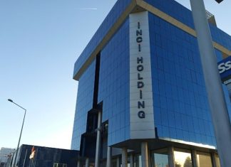 Türkiye otomotiv yan sanayisinin önemli temsilcilerinden biri olan İnci Holding, akü ve jant üretiminden lojistik ve teknoloji yatırımlarına kadar uzanan geniş faaliyet ağıyla dikkat çekiyor. Temelleri 1952 yılında Cevdet İnci tarafından atılan şirket, bugün uluslararası ortaklıkları, ihracat gücü ve yenilikçi yatırımlarıyla Türkiye’nin önde gelen sanayi grupları arasında yer alıyor. Özellikle otomotiv tedarik sektöründeki güçlü konumuyla öne çıkan İnci Holding, son yıllarda teknoloji ve girişim sermayesi alanındaki yatırımlarıyla da büyümesini sürdürüyor. Konulu bir haber görseli.