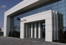 İpek Holding Türkiye’nin dikkat çeken yatırım grupları arasında yer alan İpek Holding, madencilik, enerji, medya ve doğal kaynak yatırımlarıyla öne çıkan güçlü bir holding organizasyonu olarak biliniyor. Temelleri 1948 yılında Ali İpek tarafından kurulan İpek Matbaacılık şirketine dayanan yapı, ilerleyen yıllarda farklı sektörlerde büyüyerek çok sektörlü bir yatırım grubuna dönüştü. Özellikle altın madenciliği ve enerji alanındaki yatırımlarıyla tanınan İpek Holding, uzun yıllar Türkiye’nin önemli sanayi ve yatırım organizasyonlarından biri olarak faaliyet gösterdi. Konulu bir haber görseli.
