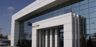 Türkiye’nin dikkat çeken yatırım grupları arasında yer alan İpek Holding, madencilik, enerji, medya ve doğal kaynak yatırımlarıyla öne çıkan güçlü bir holding organizasyonu olarak biliniyor. Temelleri 1948 yılında Ali İpek tarafından kurulan İpek Matbaacılık şirketine dayanan yapı, ilerleyen yıllarda farklı sektörlerde büyüyerek çok sektörlü bir yatırım grubuna dönüştü. Özellikle altın madenciliği ve enerji alanındaki yatırımlarıyla tanınan İpek Holding, uzun yıllar Türkiye’nin önemli sanayi ve yatırım organizasyonlarından biri olarak faaliyet gösterdi. Konulu bir haber görseli.
