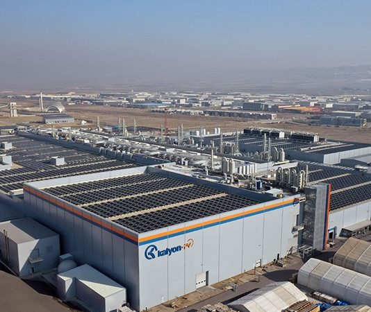 Kalyon Holding Türkiye’nin önde gelen yatırım gruplarından biri olan Kalyon Holding, inşaat, enerji, havacılık, altyapı ve sanayi alanlarında gerçekleştirdiği büyük ölçekli projelerle dikkat çekiyor. 1974 yılında kurulan şirket, geçen yıllar içinde yalnızca Türkiye’de değil uluslararası pazarda da faaliyet gösteren güçlü bir holding yapısına dönüştü. Özellikle mega altyapı projeleri, yenilenebilir enerji yatırımları ve teknoloji odaklı üretim tesisleriyle öne çıkan Kalyon Holding, Türkiye ekonomisinin stratejik yatırımcıları arasında gösteriliyor. Konulu bir haber görseli.