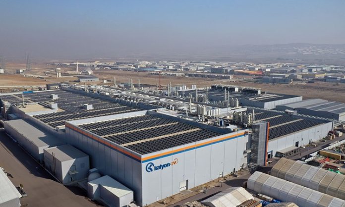 Kalyon Holding Türkiye’nin önde gelen yatırım gruplarından biri olan Kalyon Holding, inşaat, enerji, havacılık, altyapı ve sanayi alanlarında gerçekleştirdiği büyük ölçekli projelerle dikkat çekiyor. 1974 yılında kurulan şirket, geçen yıllar içinde yalnızca Türkiye’de değil uluslararası pazarda da faaliyet gösteren güçlü bir holding yapısına dönüştü. Özellikle mega altyapı projeleri, yenilenebilir enerji yatırımları ve teknoloji odaklı üretim tesisleriyle öne çıkan Kalyon Holding, Türkiye ekonomisinin stratejik yatırımcıları arasında gösteriliyor. Konulu bir haber görseli.