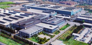 Türkiye’nin köklü sanayi grupları arasında yer alan Kibar Holding, üretimden enerjiye, lojistikten otomotive kadar uzanan geniş faaliyet alanlarıyla dikkat çekiyor. 1970’li yıllarda sanayi yatırımlarıyla temelleri atılan grup, bugün farklı sektörlerde faaliyet gösteren şirketleriyle Türkiye ekonomisinin önemli aktörlerinden biri konumunda bulunuyor. Özellikle metal ve alüminyum sanayisindeki yatırımlarıyla öne çıkan Kibar Holding, aynı zamanda sürdürülebilirlik ve teknoloji odaklı büyüme stratejileriyle de dikkat çekiyor. Konulu bir haber görseli.
