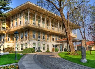 Türkiye’nin en büyük şirket topluluklarından biri olan Koç Holding, yaklaşık 100 yıla yaklaşan geçmişi boyunca enerji, otomotiv, finans, dayanıklı tüketim ve teknoloji gibi birçok stratejik sektörde faaliyet göstererek ülke ekonomisinin en önemli yapı taşlarından biri haline geldi. Türkiye’nin sanayileşme sürecinde öncü rol üstlenen şirket, bugün yalnızca Türkiye’de değil uluslararası pazarlarda da güçlü bir konuma sahip bulunuyor. Konulu bir haber görseli.