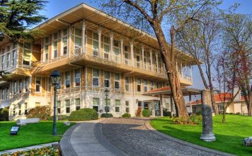 Türkiye’nin en büyük şirket topluluklarından biri olan Koç Holding, yaklaşık 100 yıla yaklaşan geçmişi boyunca enerji, otomotiv, finans, dayanıklı tüketim ve teknoloji gibi birçok stratejik sektörde faaliyet göstererek ülke ekonomisinin en önemli yapı taşlarından biri haline geldi. Türkiye’nin sanayileşme sürecinde öncü rol üstlenen şirket, bugün yalnızca Türkiye’de değil uluslararası pazarlarda da güçlü bir konuma sahip bulunuyor. Konulu bir haber görseli.