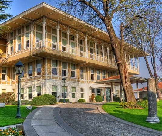 Türkiye’nin en büyük şirket topluluklarından biri olan Koç Holding, yaklaşık 100 yıla yaklaşan geçmişi boyunca enerji, otomotiv, finans, dayanıklı tüketim ve teknoloji gibi birçok stratejik sektörde faaliyet göstererek ülke ekonomisinin en önemli yapı taşlarından biri haline geldi. Türkiye’nin sanayileşme sürecinde öncü rol üstlenen şirket, bugün yalnızca Türkiye’de değil uluslararası pazarlarda da güçlü bir konuma sahip bulunuyor. Konulu bir haber görseli.
