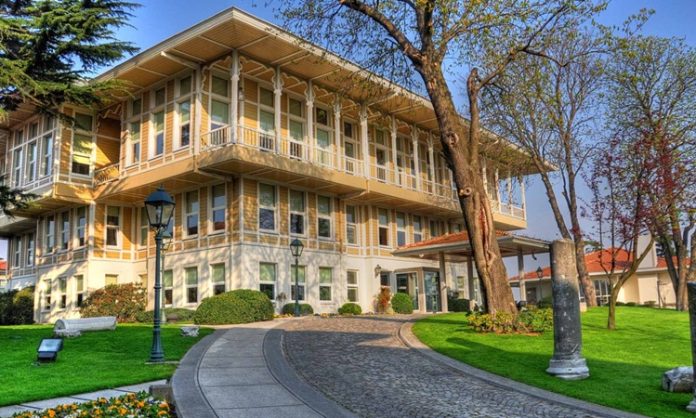 Türkiye’nin en büyük şirket topluluklarından biri olan Koç Holding, yaklaşık 100 yıla yaklaşan geçmişi boyunca enerji, otomotiv, finans, dayanıklı tüketim ve teknoloji gibi birçok stratejik sektörde faaliyet göstererek ülke ekonomisinin en önemli yapı taşlarından biri haline geldi. Türkiye’nin sanayileşme sürecinde öncü rol üstlenen şirket, bugün yalnızca Türkiye’de değil uluslararası pazarlarda da güçlü bir konuma sahip bulunuyor. Konulu bir haber görseli.