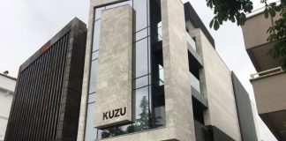 Türkiye merkezli büyük şirket grupları arasında yer alan Kuzu Grup, inşaat, su ve arıtma teknolojileri ile turizm sektörlerinde yürüttüğü faaliyetlerle dikkat çekiyor. 1943 yılında temelleri atılan şirket, bugün üç kıtada ve birçok farklı ülkede yürüttüğü projelerle uluslararası ölçekte faaliyet gösteren önemli bir yapı haline gelmiş durumda. Özellikle mühendislik, altyapı ve büyük ölçekli konut projelerindeki deneyimiyle öne çıkan Kuzu Grup, son yıllarda sürdürülebilirlik ve teknoloji odaklı yatırımlarıyla da gündemde yer alıyor. Konulu bir haber görseli.