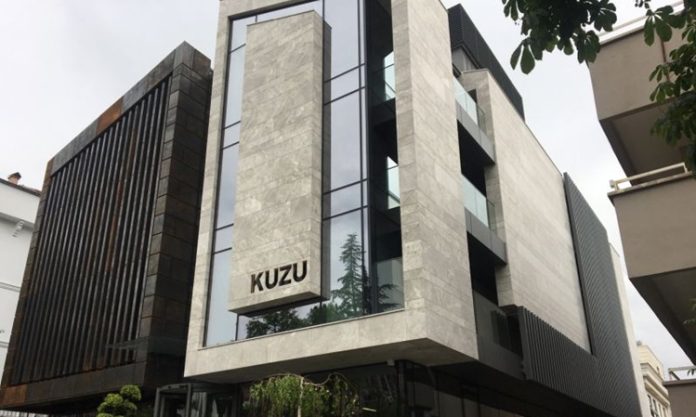 Türkiye merkezli büyük şirket grupları arasında yer alan Kuzu Grup, inşaat, su ve arıtma teknolojileri ile turizm sektörlerinde yürüttüğü faaliyetlerle dikkat çekiyor. 1943 yılında temelleri atılan şirket, bugün üç kıtada ve birçok farklı ülkede yürüttüğü projelerle uluslararası ölçekte faaliyet gösteren önemli bir yapı haline gelmiş durumda. Özellikle mühendislik, altyapı ve büyük ölçekli konut projelerindeki deneyimiyle öne çıkan Kuzu Grup, son yıllarda sürdürülebilirlik ve teknoloji odaklı yatırımlarıyla da gündemde yer alıyor. Konulu bir haber görseli.