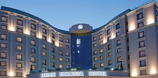 Türkiye’nin önde gelen şirket toplulukları arasında yer alan Limak Holding, enerji, inşaat, çimento, turizm ve altyapı yatırımlarıyla hem Türkiye’de hem de uluslararası pazarda dikkat çeken gruplardan biri olarak öne çıkıyor. 1976 yılında kurulan şirket, yıllar içinde gerçekleştirdiği büyük ölçekli projeler ve stratejik yatırımlarla çok sektörlü bir yapıya ulaşırken, bugün dünyanın farklı bölgelerinde faaliyet gösteren güçlü bir organizasyon haline gelmiş durumda. Konulu bir haber görseli.