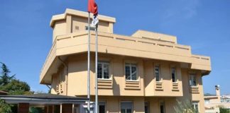 Türkiye’nin köklü şirket toplulukları arasında yer alan Net Holding, turizm, otelcilik, casino işletmeciliği, gayrimenkul geliştirme ve hizmet sektörlerinde yürüttüğü faaliyetlerle dikkat çekiyor. 1974 yılında temelleri atılan grup, yıllar içinde geliştirdiği yatırımlarla özellikle turizm sektörünün önemli oyuncularından biri haline geldi. Bugün Türkiye’nin yanı sıra Kuzey Kıbrıs Türk Cumhuriyeti ve Doğu Avrupa’da faaliyet gösteren Net Holding, uluslararası ölçekte büyümesini sürdüren şirketler arasında yer alıyor. Konulu bir haber görseli.