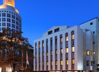 Türkiye’nin köklü şirket toplulukları arasında yer alan Nurol Holding, inşaat, savunma sanayi, enerji, madencilik, finans, turizm ve gayrimenkul gibi birçok farklı sektörde faaliyet gösteren yapısıyla dikkat çekiyor. 1966 yılında inşaat ve taahhüt alanında başlayan yolculuk, yıllar içinde farklı sektörlerde gerçekleştirilen yatırımlarla büyük bir şirketler topluluğuna dönüştü. Bugün 35’ten fazla şirket ve iştirakiyle faaliyetlerini sürdüren Nurol Holding, hem Türkiye’de hem de uluslararası pazarda önemli projelere imza atıyor. Konulu bir haber görseli.