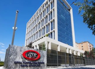 Türkiye’nin en büyük kurumsal yapılarından biri olarak gösterilen OYAK Holding, sanayi, çimento, otomotiv, enerji, madencilik, finans ve lojistik gibi birçok farklı sektörde faaliyet gösteren güçlü organizasyon yapısıyla dikkat çekiyor. 1961 yılında Ordu Yardımlaşma Kurumu olarak kurulan yapı, yıllar içinde gerçekleştirdiği yatırımlarla Türkiye ekonomisinin en önemli aktörlerinden biri haline geldi. Bugün hem yurt içinde hem de uluslararası pazarda faaliyet gösteren şirketleriyle büyümesini sürdüren OYAK Holding, çok sektörlü iş modeli sayesinde geniş bir ekonomik etki alanına sahip bulunuyor. Konulu bir haber görseli.