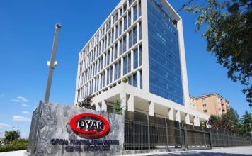 Türkiye’nin en büyük kurumsal yapılarından biri olarak gösterilen OYAK Holding, sanayi, çimento, otomotiv, enerji, madencilik, finans ve lojistik gibi birçok farklı sektörde faaliyet gösteren güçlü organizasyon yapısıyla dikkat çekiyor. 1961 yılında Ordu Yardımlaşma Kurumu olarak kurulan yapı, yıllar içinde gerçekleştirdiği yatırımlarla Türkiye ekonomisinin en önemli aktörlerinden biri haline geldi. Bugün hem yurt içinde hem de uluslararası pazarda faaliyet gösteren şirketleriyle büyümesini sürdüren OYAK Holding, çok sektörlü iş modeli sayesinde geniş bir ekonomik etki alanına sahip bulunuyor. Konulu bir haber görseli.