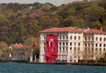 Park Holding Türkiye’nin enerji ve madencilik odaklı önemli şirket topluluklarından biri olan Park Holding, stratejik yatırımları ve çok sektörlü organizasyon yapısıyla iş dünyasında dikkat çeken kuruluşlar arasında yer alıyor. Özellikle enerji üretimi, madencilik, sanayi ve teknik hizmetler alanlarında faaliyet gösteren grup, uzun yıllardır Türkiye ekonomisinin farklı alanlarında önemli projelere imza atıyor. Ciner Grubu’nun temel kuruluşlarından biri olarak konumlanan Park Holding, grup şirketlerinin stratejik yönetiminde önemli rol üstleniyor. Konulu bir haber görseli.