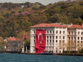 Türkiye’nin enerji ve madencilik odaklı önemli şirket topluluklarından biri olan Park Holding, stratejik yatırımları ve çok sektörlü organizasyon yapısıyla iş dünyasında dikkat çeken kuruluşlar arasında yer alıyor. Özellikle enerji üretimi, madencilik, sanayi ve teknik hizmetler alanlarında faaliyet gösteren grup, uzun yıllardır Türkiye ekonomisinin farklı alanlarında önemli projelere imza atıyor. Ciner Grubu’nun temel kuruluşlarından biri olarak konumlanan Park Holding, grup şirketlerinin stratejik yönetiminde önemli rol üstleniyor. Konulu bir haber görseli.