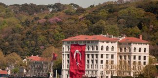 Türkiye’nin enerji ve madencilik odaklı önemli şirket topluluklarından biri olan Park Holding, stratejik yatırımları ve çok sektörlü organizasyon yapısıyla iş dünyasında dikkat çeken kuruluşlar arasında yer alıyor. Özellikle enerji üretimi, madencilik, sanayi ve teknik hizmetler alanlarında faaliyet gösteren grup, uzun yıllardır Türkiye ekonomisinin farklı alanlarında önemli projelere imza atıyor. Ciner Grubu’nun temel kuruluşlarından biri olarak konumlanan Park Holding, grup şirketlerinin stratejik yönetiminde önemli rol üstleniyor. Konulu bir haber görseli.