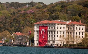 Türkiye’nin enerji ve madencilik odaklı önemli şirket topluluklarından biri olan Park Holding, stratejik yatırımları ve çok sektörlü organizasyon yapısıyla iş dünyasında dikkat çeken kuruluşlar arasında yer alıyor. Özellikle enerji üretimi, madencilik, sanayi ve teknik hizmetler alanlarında faaliyet gösteren grup, uzun yıllardır Türkiye ekonomisinin farklı alanlarında önemli projelere imza atıyor. Ciner Grubu’nun temel kuruluşlarından biri olarak konumlanan Park Holding, grup şirketlerinin stratejik yönetiminde önemli rol üstleniyor. Konulu bir haber görseli.