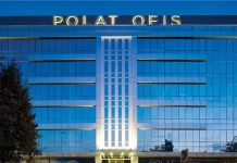 Türkiye’nin köklü şirket topluluklarından biri olan Polat Holding, gayrimenkul, turizm, sanayi, enerji ve hizmet sektörlerinde gerçekleştirdiği yatırımlarla dikkat çeken kuruluşlar arasında yer alıyor. Uzun yıllardır farklı alanlarda faaliyet gösteren grup, özellikle inşaat ve turizm sektöründeki projeleriyle öne çıkarken, uluslararası iş birlikleri ve sürdürülebilir büyüme stratejileriyle de dikkat çekiyor. Bugün Türkiye’nin önemli yatırım gruplarından biri olarak gösterilen Polat Holding, çok sektörlü organizasyon yapısıyla faaliyetlerini genişletmeye devam ediyor. Konulu bir haber görseli.