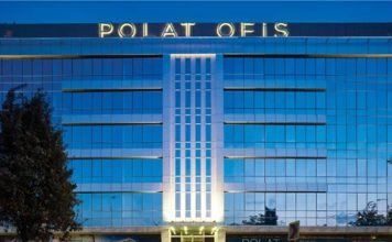 Türkiye’nin köklü şirket topluluklarından biri olan Polat Holding, gayrimenkul, turizm, sanayi, enerji ve hizmet sektörlerinde gerçekleştirdiği yatırımlarla dikkat çeken kuruluşlar arasında yer alıyor. Uzun yıllardır farklı alanlarda faaliyet gösteren grup, özellikle inşaat ve turizm sektöründeki projeleriyle öne çıkarken, uluslararası iş birlikleri ve sürdürülebilir büyüme stratejileriyle de dikkat çekiyor. Bugün Türkiye’nin önemli yatırım gruplarından biri olarak gösterilen Polat Holding, çok sektörlü organizasyon yapısıyla faaliyetlerini genişletmeye devam ediyor. Konulu bir haber görseli.