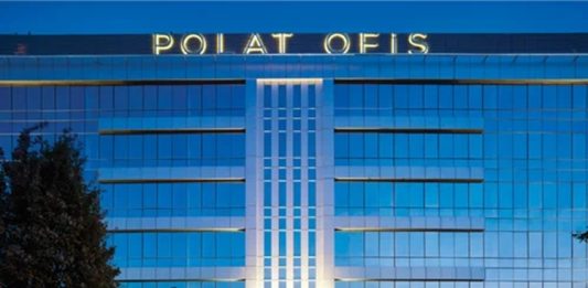 Türkiye’nin köklü şirket topluluklarından biri olan Polat Holding, gayrimenkul, turizm, sanayi, enerji ve hizmet sektörlerinde gerçekleştirdiği yatırımlarla dikkat çeken kuruluşlar arasında yer alıyor. Uzun yıllardır farklı alanlarda faaliyet gösteren grup, özellikle inşaat ve turizm sektöründeki projeleriyle öne çıkarken, uluslararası iş birlikleri ve sürdürülebilir büyüme stratejileriyle de dikkat çekiyor. Bugün Türkiye’nin önemli yatırım gruplarından biri olarak gösterilen Polat Holding, çok sektörlü organizasyon yapısıyla faaliyetlerini genişletmeye devam ediyor. Konulu bir haber görseli.