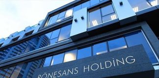 Türkiye’nin uluslararası alanda en güçlü şirket topluluklarından biri olarak gösterilen Rönesans Holding, inşaat, gayrimenkul, sağlık, enerji ve endüstriyel yatırımlar alanındaki faaliyetleriyle dikkat çekiyor. 1993 yılında Erman Ilıcak tarafından kurulan şirket, bugün Avrupa’dan Orta Asya’ya, Afrika’dan Karayipler’e kadar uzanan geniş bir coğrafyada faaliyet gösteren küresel bir organizasyon haline gelmiş durumda. Özellikle büyük ölçekli altyapı ve yatırım projeleriyle öne çıkan Rönesans Holding, dünyanın en büyük uluslararası müteahhitlik şirketleri arasında yer alıyor. Konulu bir haber görseli.
