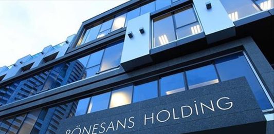 Türkiye’nin uluslararası alanda en güçlü şirket topluluklarından biri olarak gösterilen Rönesans Holding, inşaat, gayrimenkul, sağlık, enerji ve endüstriyel yatırımlar alanındaki faaliyetleriyle dikkat çekiyor. 1993 yılında Erman Ilıcak tarafından kurulan şirket, bugün Avrupa’dan Orta Asya’ya, Afrika’dan Karayipler’e kadar uzanan geniş bir coğrafyada faaliyet gösteren küresel bir organizasyon haline gelmiş durumda. Özellikle büyük ölçekli altyapı ve yatırım projeleriyle öne çıkan Rönesans Holding, dünyanın en büyük uluslararası müteahhitlik şirketleri arasında yer alıyor. Konulu bir haber görseli.