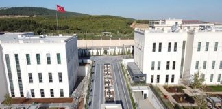 Türkiye’nin köklü sanayi topluluklarından biri olan Sanko Holding, tekstil, enerji, çimento, ambalaj, finans, sağlık ve eğitim gibi birçok farklı sektörde faaliyet gösteren güçlü organizasyon yapısıyla dikkat çekiyor. Temelleri 1904 yılına kadar uzanan grup, özellikle sanayi üretimi ve ihracat alanındaki yatırımlarıyla Türkiye ekonomisinin önemli aktörlerinden biri haline geldi. Bugün onlarca şirketi ve binlerce çalışanıyla faaliyetlerini sürdüren Sanko Holding, çok sektörlü yapısı sayesinde hem iç pazarda hem de uluslararası alanda büyümesini sürdürüyor. Konulu bir haber görseli.