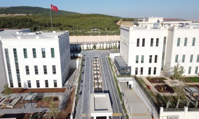 Türkiye’nin köklü sanayi topluluklarından biri olan Sanko Holding, tekstil, enerji, çimento, ambalaj, finans, sağlık ve eğitim gibi birçok farklı sektörde faaliyet gösteren güçlü organizasyon yapısıyla dikkat çekiyor. Temelleri 1904 yılına kadar uzanan grup, özellikle sanayi üretimi ve ihracat alanındaki yatırımlarıyla Türkiye ekonomisinin önemli aktörlerinden biri haline geldi. Bugün onlarca şirketi ve binlerce çalışanıyla faaliyetlerini sürdüren Sanko Holding, çok sektörlü yapısı sayesinde hem iç pazarda hem de uluslararası alanda büyümesini sürdürüyor. Konulu bir haber görseli.