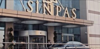 Türkiye’nin köklü şirket topluluklarından biri olan Sinpaş Holding, gayrimenkul geliştirme, sanayi, enerji, turizm, hizmet ve finans alanlarında faaliyet gösteren güçlü organizasyon yapısıyla dikkat çekiyor. 1974 yılında kurulan şirket, özellikle konut projeleri ve temalı yaşam alanlarıyla tanınırken, yıllar içinde farklı sektörlere yaptığı yatırımlarla çok sektörlü bir yapıya dönüştü. Bugün onlarca şirketi ve binlerce çalışanıyla faaliyetlerini sürdüren Sinpaş Holding, hem Türkiye’de hem de uluslararası pazarda büyümesini sürdüren yatırım grupları arasında yer alıyor. Konulu bir haber görseli.