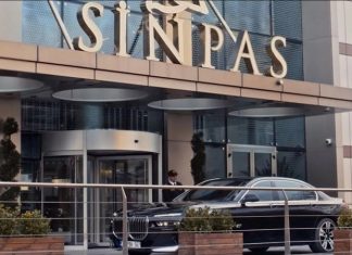 Türkiye’nin köklü şirket topluluklarından biri olan Sinpaş Holding, gayrimenkul geliştirme, sanayi, enerji, turizm, hizmet ve finans alanlarında faaliyet gösteren güçlü organizasyon yapısıyla dikkat çekiyor. 1974 yılında kurulan şirket, özellikle konut projeleri ve temalı yaşam alanlarıyla tanınırken, yıllar içinde farklı sektörlere yaptığı yatırımlarla çok sektörlü bir yapıya dönüştü. Bugün onlarca şirketi ve binlerce çalışanıyla faaliyetlerini sürdüren Sinpaş Holding, hem Türkiye’de hem de uluslararası pazarda büyümesini sürdüren yatırım grupları arasında yer alıyor. Konulu bir haber görseli.