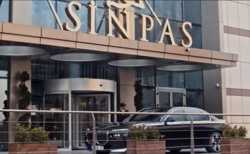 Türkiye’nin köklü şirket topluluklarından biri olan Sinpaş Holding, gayrimenkul geliştirme, sanayi, enerji, turizm, hizmet ve finans alanlarında faaliyet gösteren güçlü organizasyon yapısıyla dikkat çekiyor. 1974 yılında kurulan şirket, özellikle konut projeleri ve temalı yaşam alanlarıyla tanınırken, yıllar içinde farklı sektörlere yaptığı yatırımlarla çok sektörlü bir yapıya dönüştü. Bugün onlarca şirketi ve binlerce çalışanıyla faaliyetlerini sürdüren Sinpaş Holding, hem Türkiye’de hem de uluslararası pazarda büyümesini sürdüren yatırım grupları arasında yer alıyor. Konulu bir haber görseli.