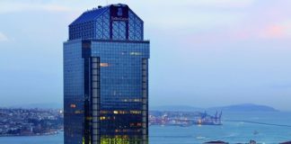 Türkiye’nin köklü şirket topluluklarından biri olan Süzer Holding, gayrimenkul, turizm, finans, enerji ve hizmet sektörlerinde gerçekleştirdiği yatırımlarla dikkat çeken kuruluşlar arasında yer alıyor. Temelleri 1952 yılında Gaziantep’te Hasan Süzer tarafından atılan grup, ilk yıllarında inşaat ve ticaret alanında faaliyet gösterirken zamanla Türkiye’nin çok sektörlü önemli şirket topluluklarından biri haline geldi. Bugün hem Türkiye’de hem de uluslararası pazarda yatırımlarını sürdüren Süzer Holding, özellikle gayrimenkul ve turizm alanındaki projeleriyle öne çıkıyor. Konulu bir haber görseli.