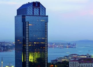 Türkiye’nin köklü şirket topluluklarından biri olan Süzer Holding, gayrimenkul, turizm, finans, enerji ve hizmet sektörlerinde gerçekleştirdiği yatırımlarla dikkat çeken kuruluşlar arasında yer alıyor. Temelleri 1952 yılında Gaziantep’te Hasan Süzer tarafından atılan grup, ilk yıllarında inşaat ve ticaret alanında faaliyet gösterirken zamanla Türkiye’nin çok sektörlü önemli şirket topluluklarından biri haline geldi. Bugün hem Türkiye’de hem de uluslararası pazarda yatırımlarını sürdüren Süzer Holding, özellikle gayrimenkul ve turizm alanındaki projeleriyle öne çıkıyor. Konulu bir haber görseli.