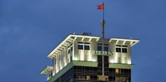 Türkiye’nin köklü şirket topluluklarından biri olan Tekfen Holding, mühendislik ve taahhüt, tarım sanayi, terminal hizmetleri, gayrimenkul geliştirme ve yatırım alanlarında faaliyet gösteren güçlü organizasyon yapısıyla dikkat çekiyor. 1956 yılında Feyyaz Berker, Nihat Gökyiğit ve Necati Akçağlılar tarafından kurulan şirket, Türkiye’nin ilk uluslararası müteahhitlik firmalarından biri olarak kabul ediliyor. Kuruluşundan bu yana geçen süreçte yalnızca inşaat sektöründe değil, sanayi ve tarım alanlarında da büyüyen Tekfen Holding, bugün hem Türkiye’de hem de dünyanın farklı bölgelerinde faaliyet gösteren önemli şirket toplulukları arasında yer alıyor. Konulu bir haber görseli.