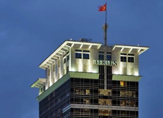 Türkiye’nin köklü şirket topluluklarından biri olan Tekfen Holding, mühendislik ve taahhüt, tarım sanayi, terminal hizmetleri, gayrimenkul geliştirme ve yatırım alanlarında faaliyet gösteren güçlü organizasyon yapısıyla dikkat çekiyor. 1956 yılında Feyyaz Berker, Nihat Gökyiğit ve Necati Akçağlılar tarafından kurulan şirket, Türkiye’nin ilk uluslararası müteahhitlik firmalarından biri olarak kabul ediliyor. Kuruluşundan bu yana geçen süreçte yalnızca inşaat sektöründe değil, sanayi ve tarım alanlarında da büyüyen Tekfen Holding, bugün hem Türkiye’de hem de dünyanın farklı bölgelerinde faaliyet gösteren önemli şirket toplulukları arasında yer alıyor. Konulu bir haber görseli.