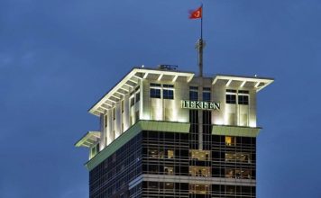 Türkiye’nin köklü şirket topluluklarından biri olan Tekfen Holding, mühendislik ve taahhüt, tarım sanayi, terminal hizmetleri, gayrimenkul geliştirme ve yatırım alanlarında faaliyet gösteren güçlü organizasyon yapısıyla dikkat çekiyor. 1956 yılında Feyyaz Berker, Nihat Gökyiğit ve Necati Akçağlılar tarafından kurulan şirket, Türkiye’nin ilk uluslararası müteahhitlik firmalarından biri olarak kabul ediliyor. Kuruluşundan bu yana geçen süreçte yalnızca inşaat sektöründe değil, sanayi ve tarım alanlarında da büyüyen Tekfen Holding, bugün hem Türkiye’de hem de dünyanın farklı bölgelerinde faaliyet gösteren önemli şirket toplulukları arasında yer alıyor. Konulu bir haber görseli.