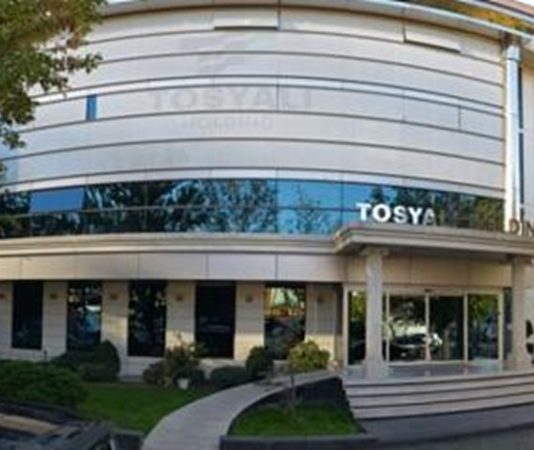 Tosyalı Holding Türkiye’nin en büyük sanayi kuruluşlarından biri olan Tosyalı Holding, demir-çelik üretimi, enerji, liman işletmeciliği ve sürdürülebilir sanayi yatırımlarıyla küresel ölçekte dikkat çeken şirket toplulukları arasında yer alıyor. 70 yılı aşkın geçmişe sahip olan grup, bugün 3 kıtada faaliyet gösteren tesisleri ve yaklaşık 15 bin çalışanıyla üretim faaliyetlerini sürdürüyor. Özellikle yeşil çelik üretimi alanındaki yatırımlarıyla öne çıkan Tosyalı Holding, Türkiye’nin global sanayi markalarından biri olarak değerlendiriliyor. Konulu bir haber görseli.