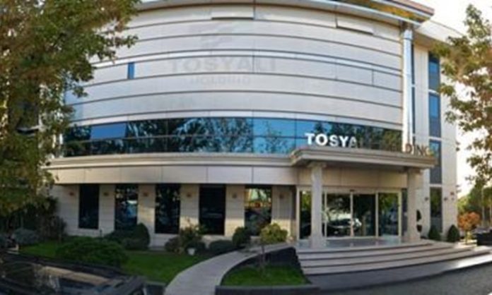 Tosyalı Holding Türkiye’nin en büyük sanayi kuruluşlarından biri olan Tosyalı Holding, demir-çelik üretimi, enerji, liman işletmeciliği ve sürdürülebilir sanayi yatırımlarıyla küresel ölçekte dikkat çeken şirket toplulukları arasında yer alıyor. 70 yılı aşkın geçmişe sahip olan grup, bugün 3 kıtada faaliyet gösteren tesisleri ve yaklaşık 15 bin çalışanıyla üretim faaliyetlerini sürdürüyor. Özellikle yeşil çelik üretimi alanındaki yatırımlarıyla öne çıkan Tosyalı Holding, Türkiye’nin global sanayi markalarından biri olarak değerlendiriliyor. Konulu bir haber görseli.