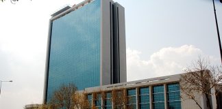 Türkiye’nin köklü şirket topluluklarından biri olan Türkerler Holding, inşaat, enerji, sağlık, gayrimenkul geliştirme, elektrik dağıtımı ve tekstil gibi farklı sektörlerde gerçekleştirdiği yatırımlarla dikkat çekiyor. Yaklaşık yarım asırlık geçmişe sahip olan grup, Ankara’da başlayan faaliyetlerini zaman içinde ulusal ve uluslararası ölçekte büyüterek Türkiye ekonomisinin önemli yatırım gruplarından biri haline geldi. Özellikle altyapı, enerji ve kamu-özel iş birliği projeleriyle öne çıkan Türkerler Holding, çok sektörlü organizasyon yapısıyla faaliyetlerini sürdürüyor. Konulu bir haber görseli.