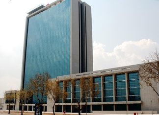 Türkiye’nin köklü şirket topluluklarından biri olan Türkerler Holding, inşaat, enerji, sağlık, gayrimenkul geliştirme, elektrik dağıtımı ve tekstil gibi farklı sektörlerde gerçekleştirdiği yatırımlarla dikkat çekiyor. Yaklaşık yarım asırlık geçmişe sahip olan grup, Ankara’da başlayan faaliyetlerini zaman içinde ulusal ve uluslararası ölçekte büyüterek Türkiye ekonomisinin önemli yatırım gruplarından biri haline geldi. Özellikle altyapı, enerji ve kamu-özel iş birliği projeleriyle öne çıkan Türkerler Holding, çok sektörlü organizasyon yapısıyla faaliyetlerini sürdürüyor. Konulu bir haber görseli.