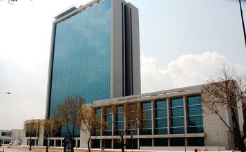 Türkiye’nin köklü şirket topluluklarından biri olan Türkerler Holding, inşaat, enerji, sağlık, gayrimenkul geliştirme, elektrik dağıtımı ve tekstil gibi farklı sektörlerde gerçekleştirdiği yatırımlarla dikkat çekiyor. Yaklaşık yarım asırlık geçmişe sahip olan grup, Ankara’da başlayan faaliyetlerini zaman içinde ulusal ve uluslararası ölçekte büyüterek Türkiye ekonomisinin önemli yatırım gruplarından biri haline geldi. Özellikle altyapı, enerji ve kamu-özel iş birliği projeleriyle öne çıkan Türkerler Holding, çok sektörlü organizasyon yapısıyla faaliyetlerini sürdürüyor. Konulu bir haber görseli.